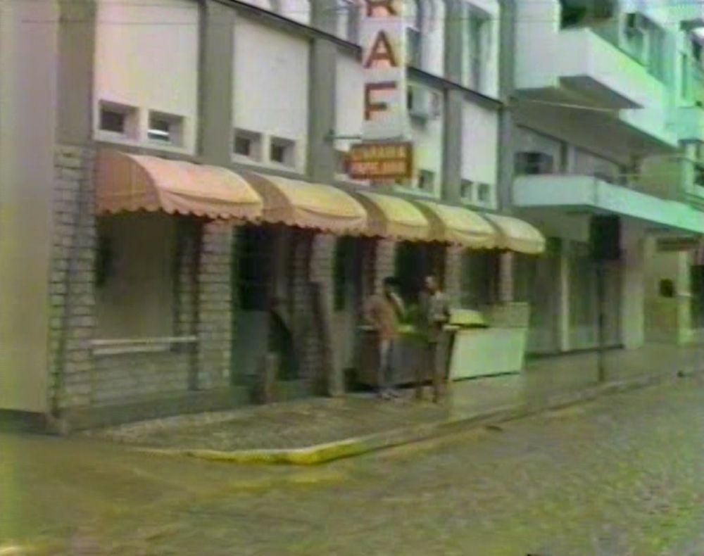 Livraria e Papelaria Graf após a enchente de 1984 | Foto: Zézio Graf/Reprodução