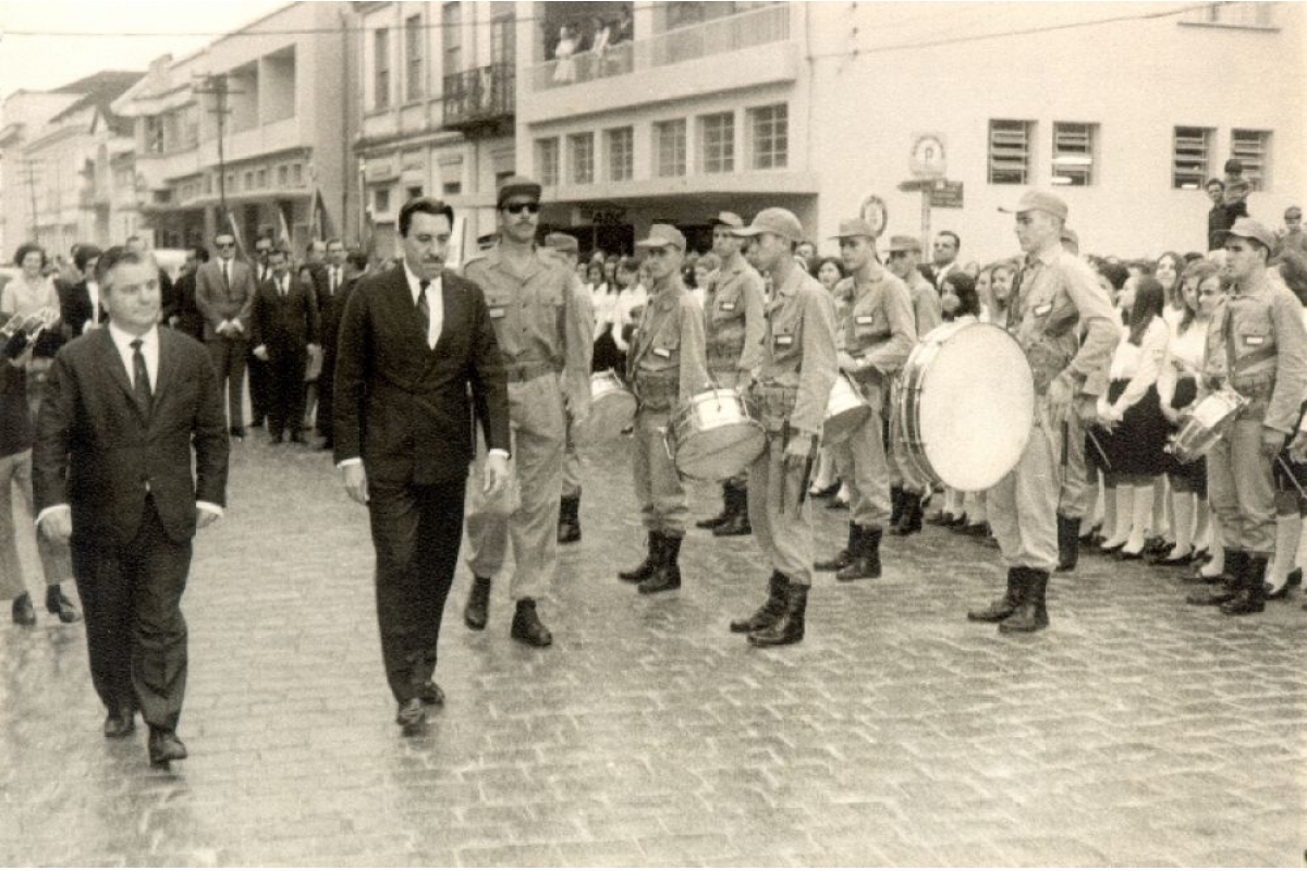 Alunos realizam xadrez humano na escola Governador Ivo Silveira